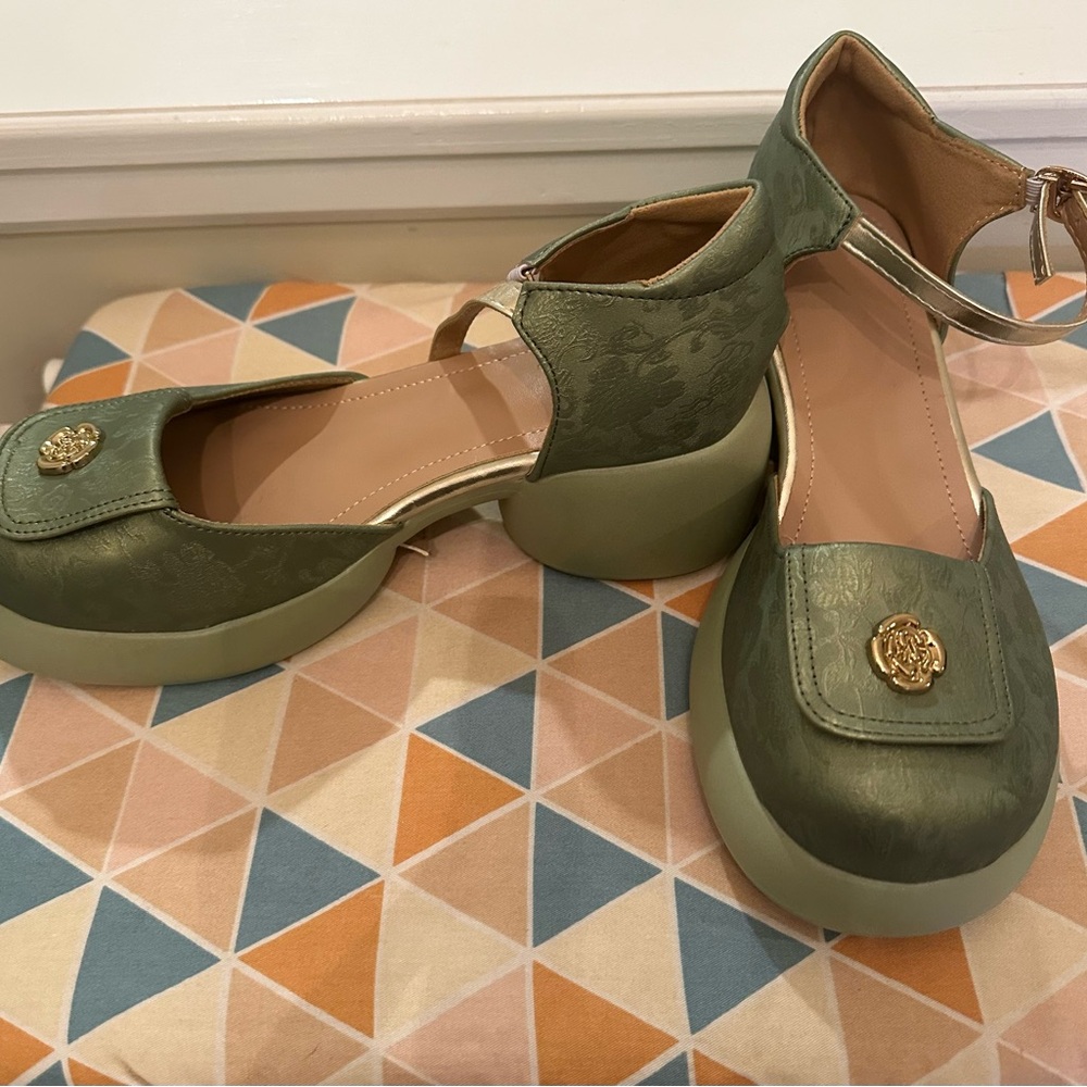 Elegant Green Women's Flats with Gold Accent